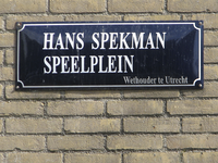 906050 Afbeelding van het straatnaambord 'HANS SPEKMAN SPEELPLEIN' op de zijgevel van de Bertha Mullerschool (Santa ...